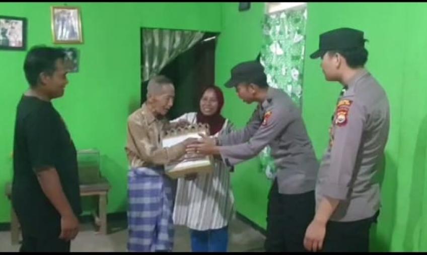 Ngabuburit Kapolsek Batik Nau Beserta Anggotanya di Isi Dengan Membagikan Bantuan Kemanusiaan Untuk Negeri