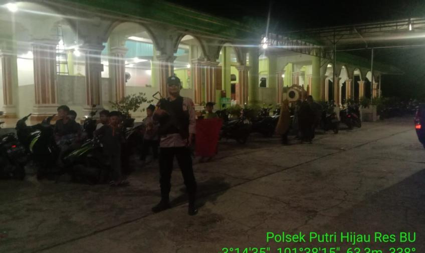 Personel Polsek Putri Hijau Berikan Pengamanan Ibadah Tarawih di Desa Kota Bani