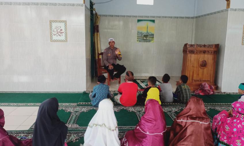 Bhabinkamtibmas Polsek Manna, Mengajar Tata Cara Salat Kepada Anak- Anak Binaannya di Desa Padang Manis 