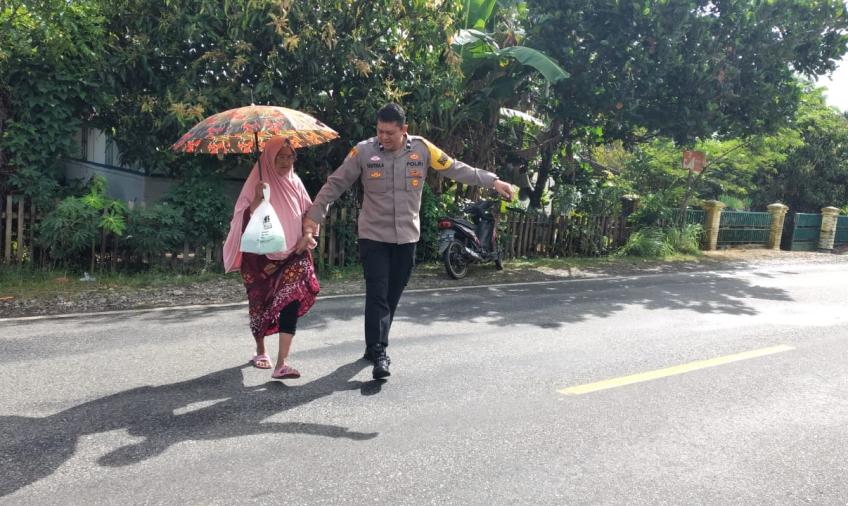 Jalankan Tugas Dengan Baik, Bhabinkamtibmas Polsek Manna Bantu Seberangkan Nenek yang Kebingungan 