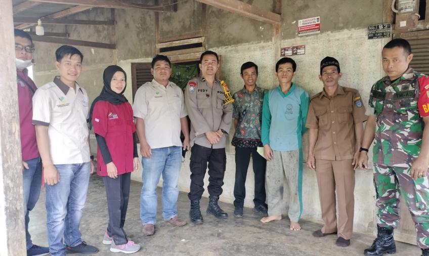 Bhabinkamtibmas Dampingi Tim Pendamping Desa Tempelkan Stiker di Rumah Warga