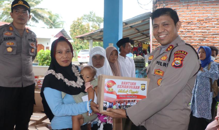 Polda Bengkulu Bagikan 125 Paket Bantuan Kemanusiaan Untuk Negeri Kepada Warga Kelurahan Sumber Jaya