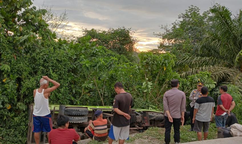 Kapolsek Batik Nau Beserta Anggotanya Bantu Evakuasi Dump Truk yang Mengalami Laka Tunggal