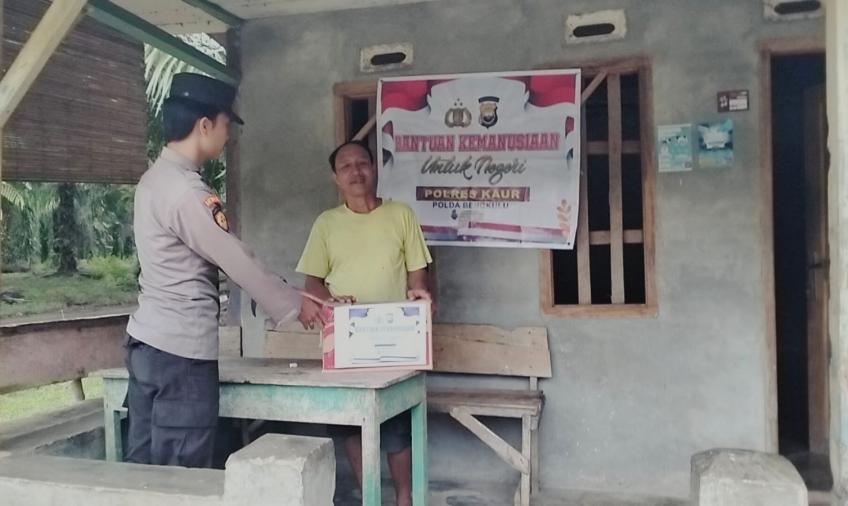 Petani Warga Desa Sukananti Terima Bansos dari Polsek Padang Guci Hulu