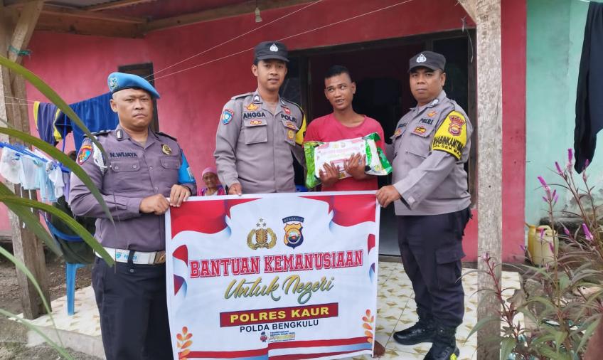 Tidak Bekerja Lagi, Warga Desa Benteng Harapan Terima Bansos dari Polsek Maje