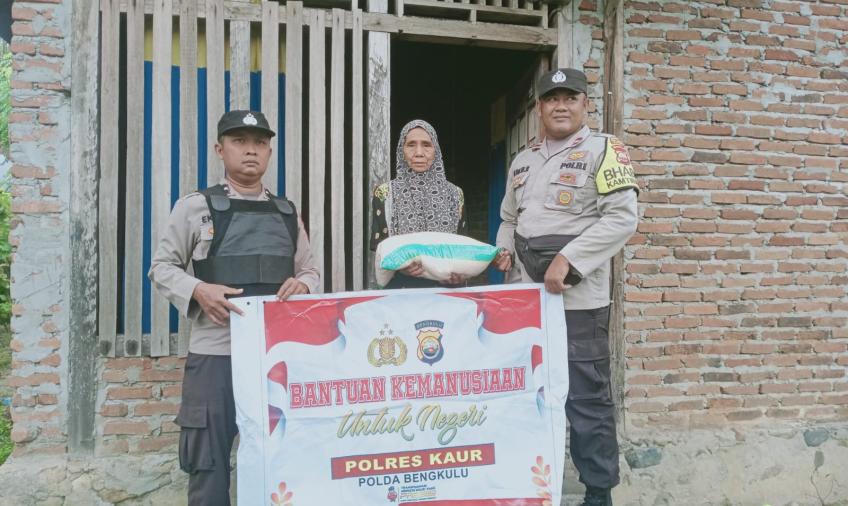 Lansia ini Terima Bansos dari Polsek Nasal