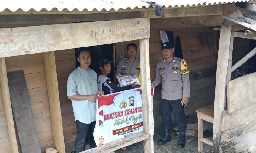 Polsek Kaur Selatan Kembali Salurkan Bansos, Kali ini untuk Warga Desa Jembatan Dua
