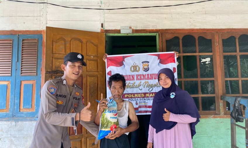 Warga Desa Tanjung Betung I Terima Bansos dari Polsek Kaur Utara