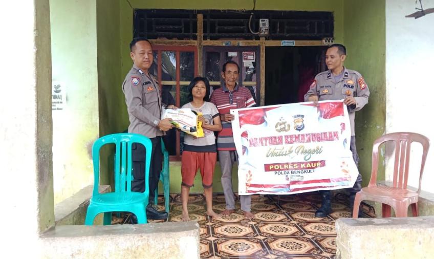 Giliran Warga Desa Tinggi Ari Terima Bansos dari Polsek Tanjung Kemuning