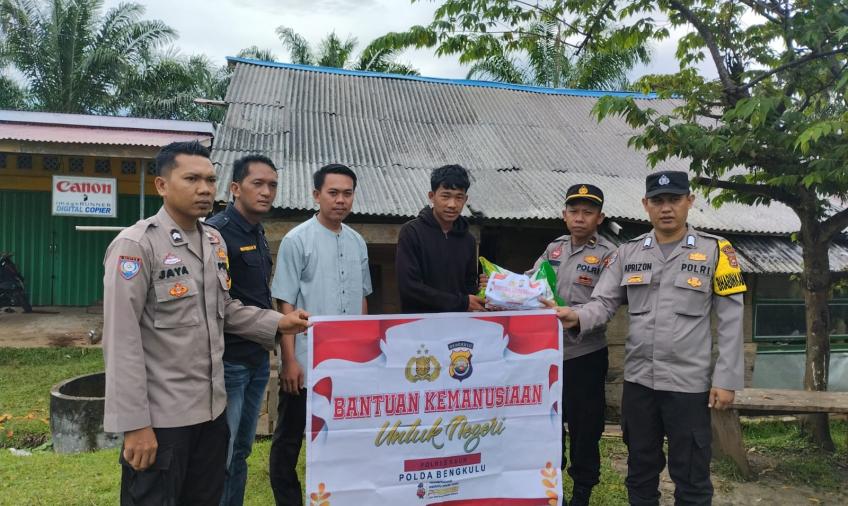 Sihumas dan Siwas Polres Kaur Salurkan Bansos untuk Warga Jembatan Dua