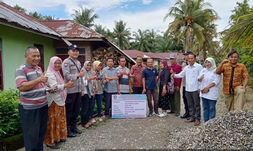 Polres Seluma Hadiri Peletakan Batu Pertama Pembangunan Jalan dan Pembagian BLT-DD  