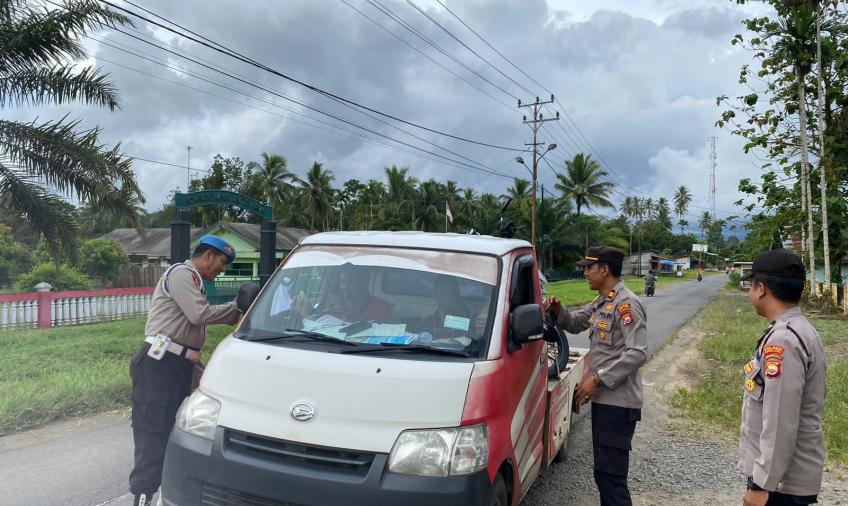 Polsek Kerkap Berbagi Takjil Kepada Masyarakat Pengguna Jalan