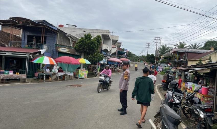 Personel Polsek Giri Mulya Saat Beri Pengamanan di Pasar Kaget 
