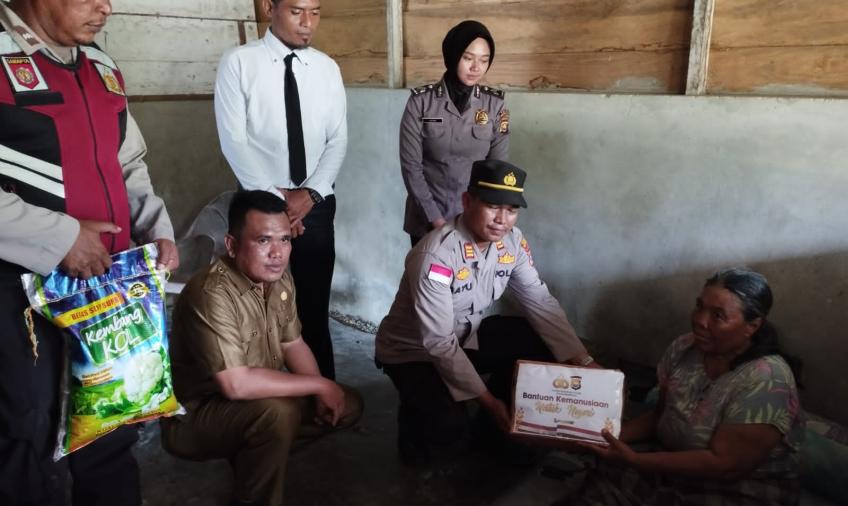 Polsek Enggano Salurkan Bantuan Sosial Kemanusian