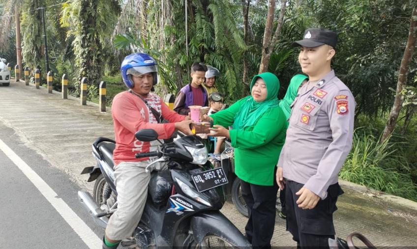 Personel Polsek Semidang Alas Maras Bersama Personel Koramil 425-04 Berbagi Takjil 