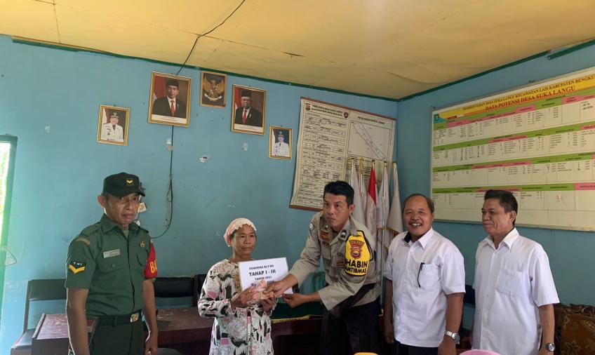 Bhabinkamtibmas Polsek Lais Hadir Dan Monitoring Penyaluran BLT- DD