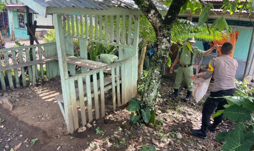 Hadir Ditengah Masyarakat, Polsek Lebong Selatan Melaksanakan Kegiatan Kebersihan Pos kamling 