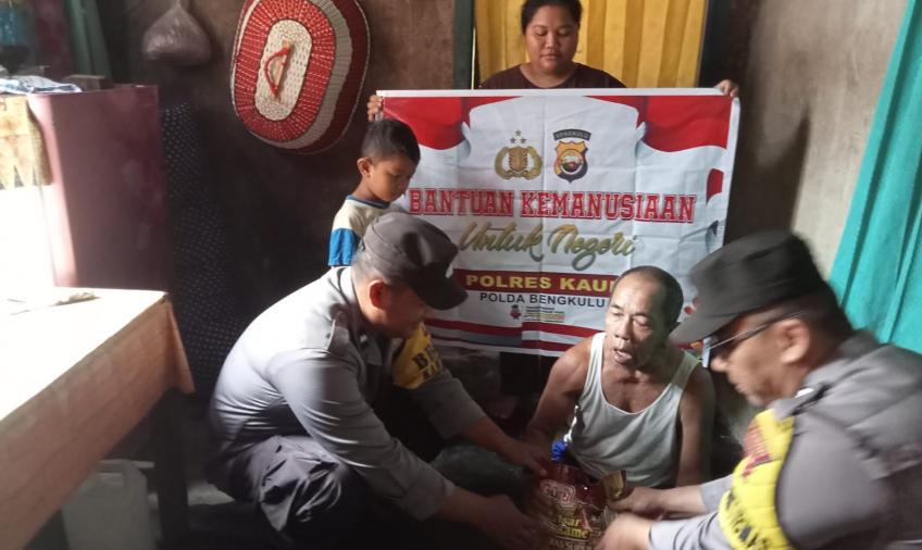 Ramadan Berkah, Lansia 81 Tahun Lumpuh dan Buta Terima Bansos dari Polsek Kaur Tengah