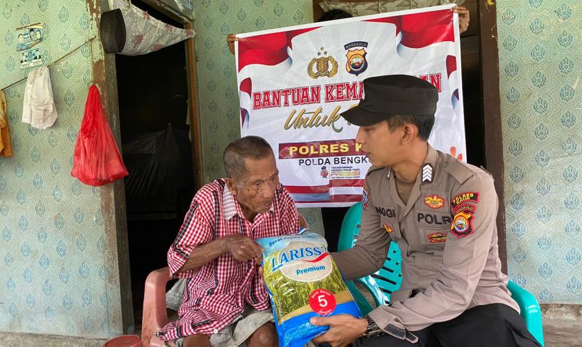 Lansia 91 Tahun Terima Bansos dari Polsek Kaur Utara