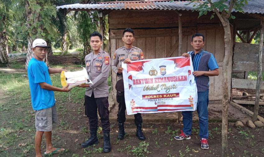 Polsek Tanjung Kemuning Salurkan Bansos ke Warga Desa Slika III
