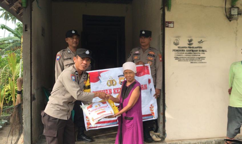 Ibu Asmawati Terima Bansos dari Polsek Kaur Selatan