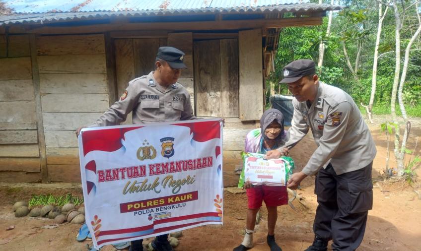 Buruh Tani Lansia 80 Tahun Terima Bansos dari Polsek Maje