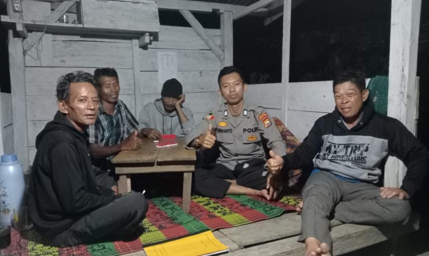 Personel Polsek Batik Nau Sharing Situasi Kamtibmas di Pos Ronda Bareng Warga