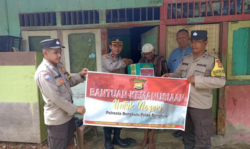 Polsek Teluk Segara Salurkan Bansos ke Warga Kelurahan Pondok Besi