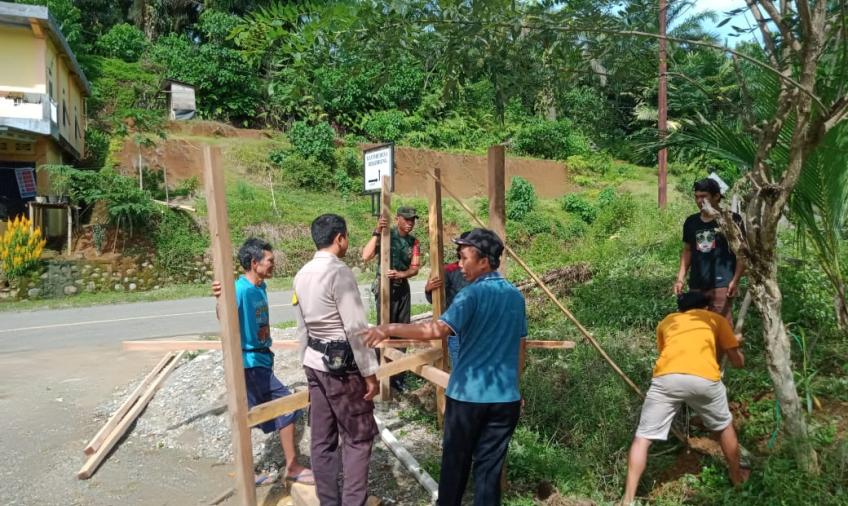 Bhabinkamtibmas Polsek Pino Gotong Royong Bersama Warga Membangun Pos Kamling 
