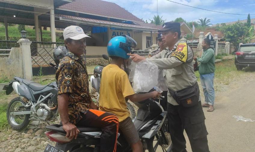 Meningkatkan Kesadaran Berlalulintas, Polsek Napal Putih Membagikan Helm Gratis
