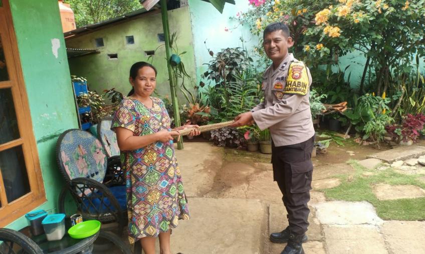 Polsek Kerkap Peduli Kebersihan Lingkungan dan Bagikan 1000 Sapu Lidi