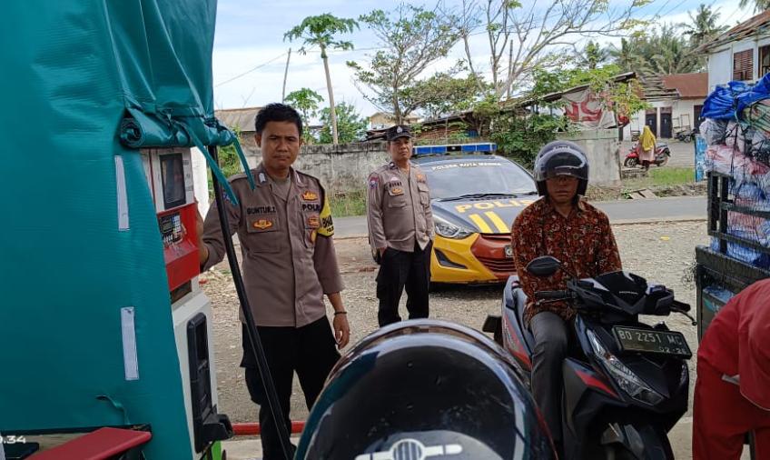 Personel Polsek Kota Manna Pantau Ketersediaan Stok BBM di SPBU Pasar Bawah Manna 
