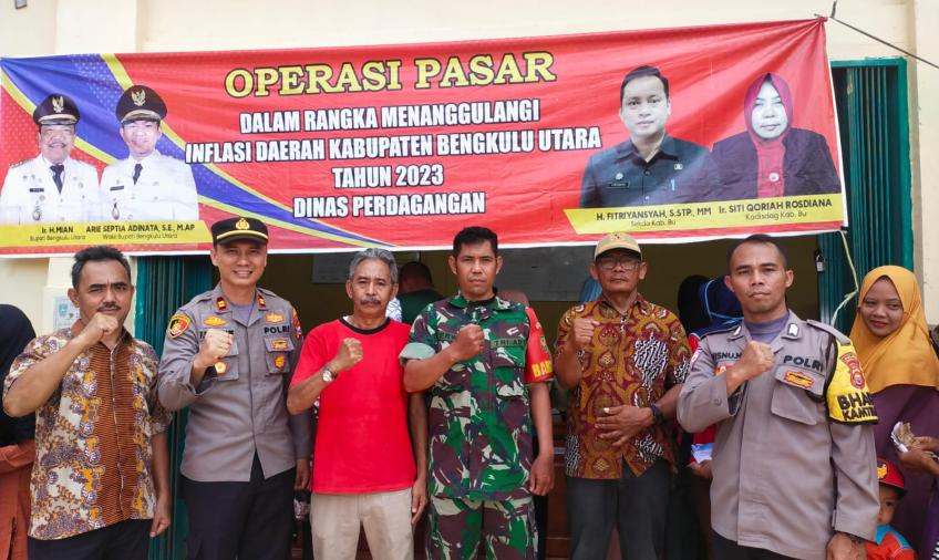 Beri Rasa Aman dan Nyaman, Polsek Giri Mulya Lakukan Pengamanan Operasi Pasar di Desa Rena Jaya