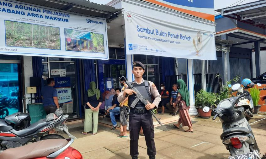 Personel Polsek Air Besi Laksanakan Pengamanan Objek Vital di Bank BRI Kerkap