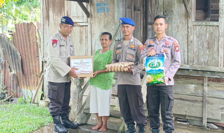 Jumat Berkah, Warga Terima Bansos Dari Polres Mukomuko