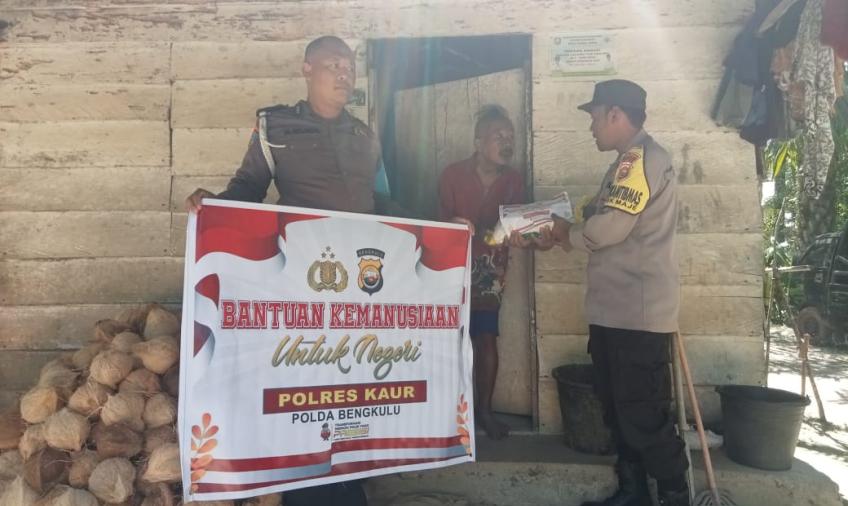 Pak Wagiman Terima Bansos dari Polsek Maje