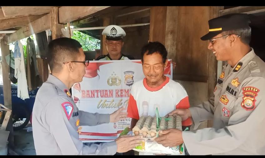 Diberi Bansos, Pak Suratno dan Pak Sirat Sampaikan Terimakasih ke Polres Kaur