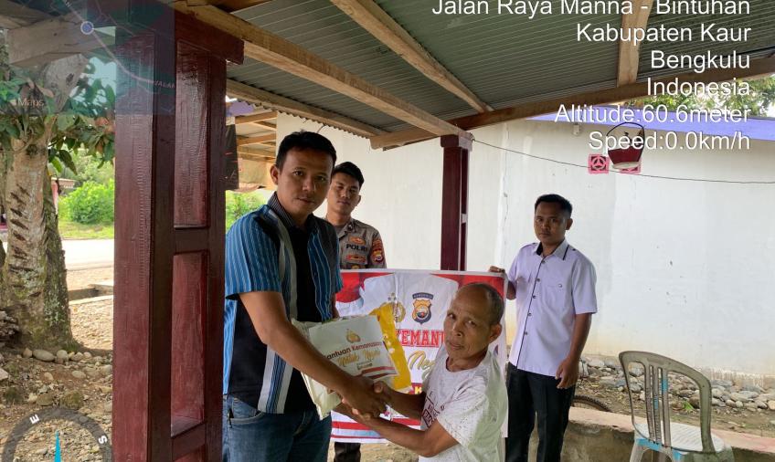 Pekebun ini Terima Bansos dari Polsek Tanjung Kemuning