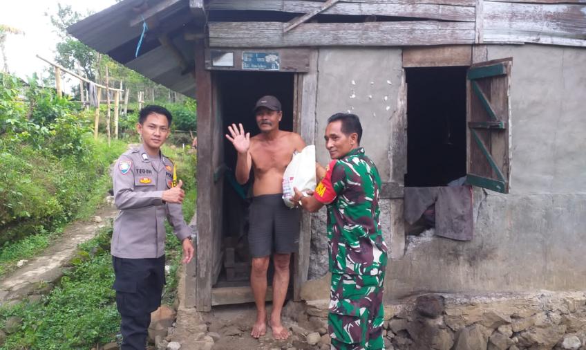 Hadirkan Sinergi Pilar Desa, Polsek Tebat Karai Bagikan Bantuan Kemanusiaan Untuk Negeri