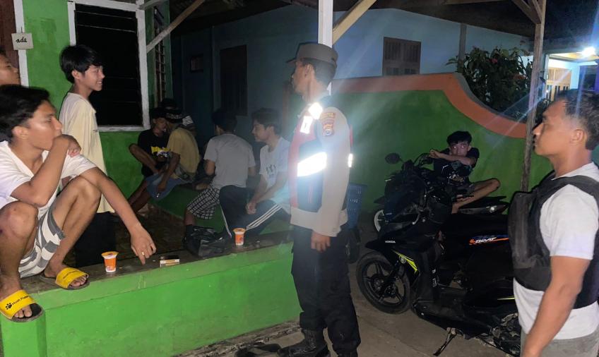 Personel Polsek Kerkap Berikan Imbauan Larangan Bermain Petasan Kepada Masyarakat