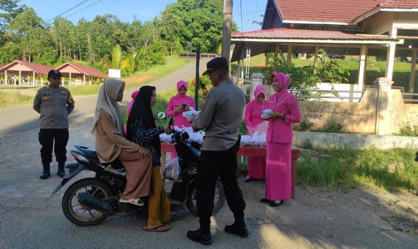 Indahnya Berbagi, Polsek Napal Putih Berbagi Takjil Kepada Masyarakat