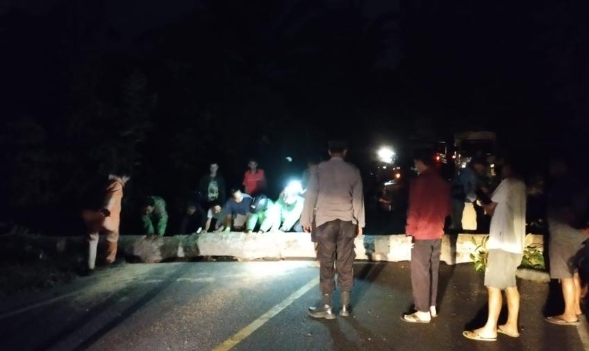 Patroli,  Polsek Talo Membersihkan Pohon Tumbang yang Melintang Dijalan Raya  