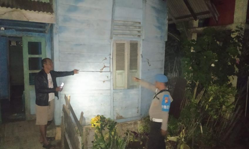Rumah Warga Ditabrak Dump Truk, Polisi Batik Nau Segera Datangi TKP
