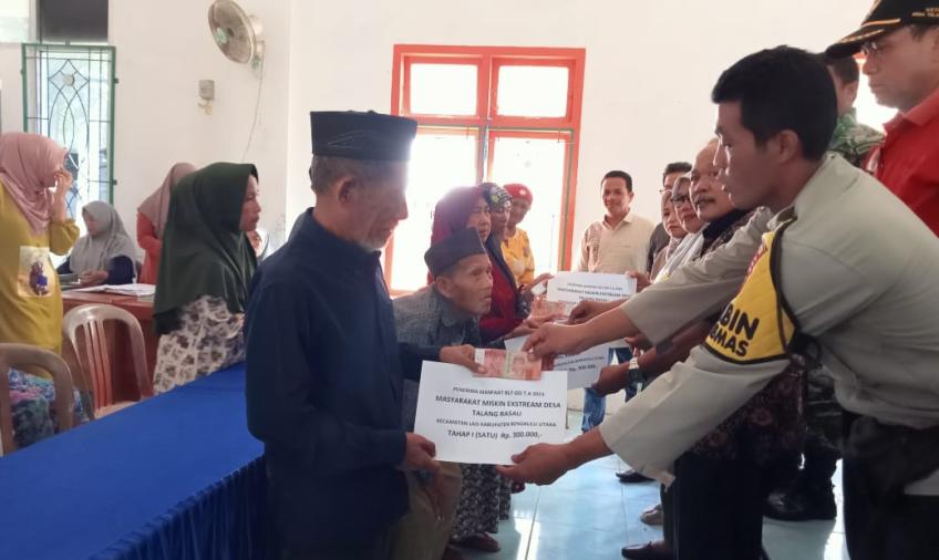 Bhabinkamtibmas Poslek Lais Hadiri Acara Penyaluran BLT DD