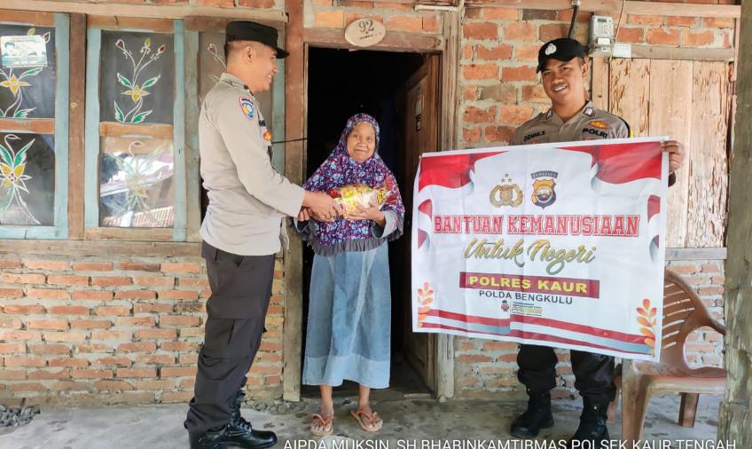 Janda Tunawicara, Terima Bansos dari Polsek Kaur Tengah 