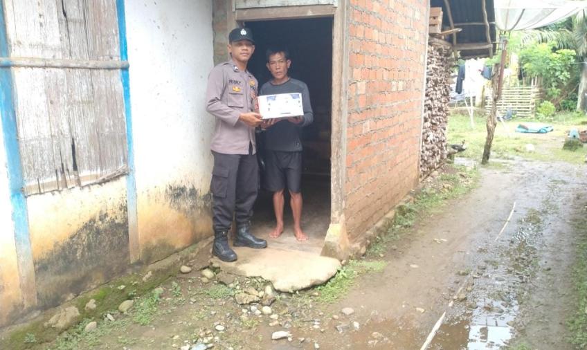Sukardi, Terima Bansos dari Polsek Padang Guci Hulu 