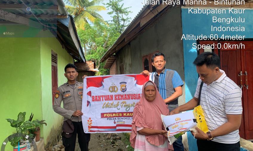  Sukurya, Pekebun Ini Terima Bansos dari Polsek Tanjung Kemuning 