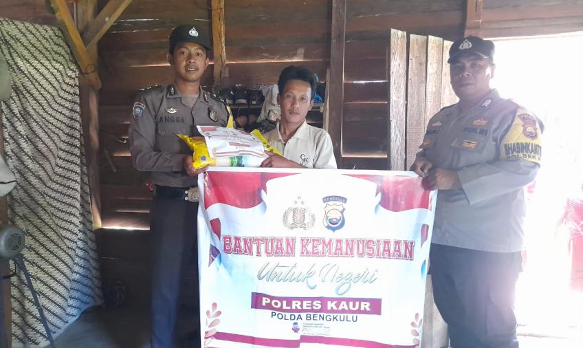 Polsek Tanjung Kemuning Kembali Salurkan Bansos 
