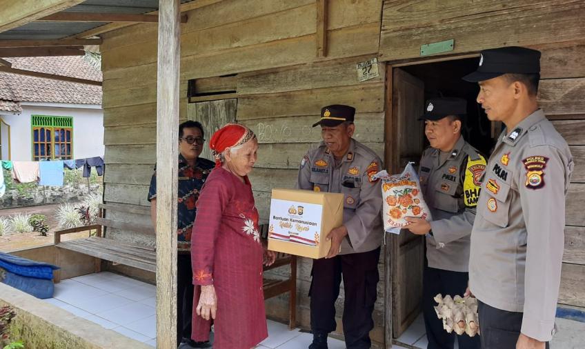 Polres Bengkulu Utara Kembali Distribusikan Bansos Kepada Masyarakat
