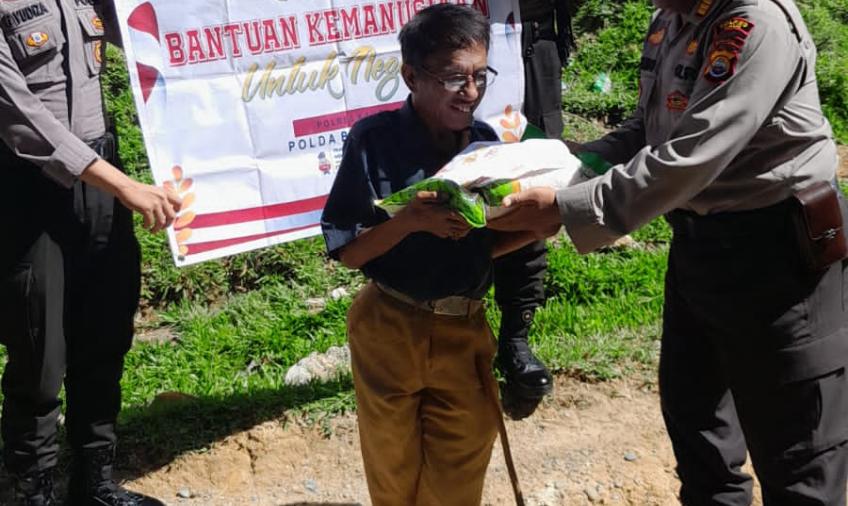 Polres Kaur Salurkan Bansos Kepada Warga Keterbelakangan Mental